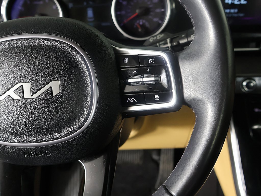 Used 2023 Kia Carnival EX image 40