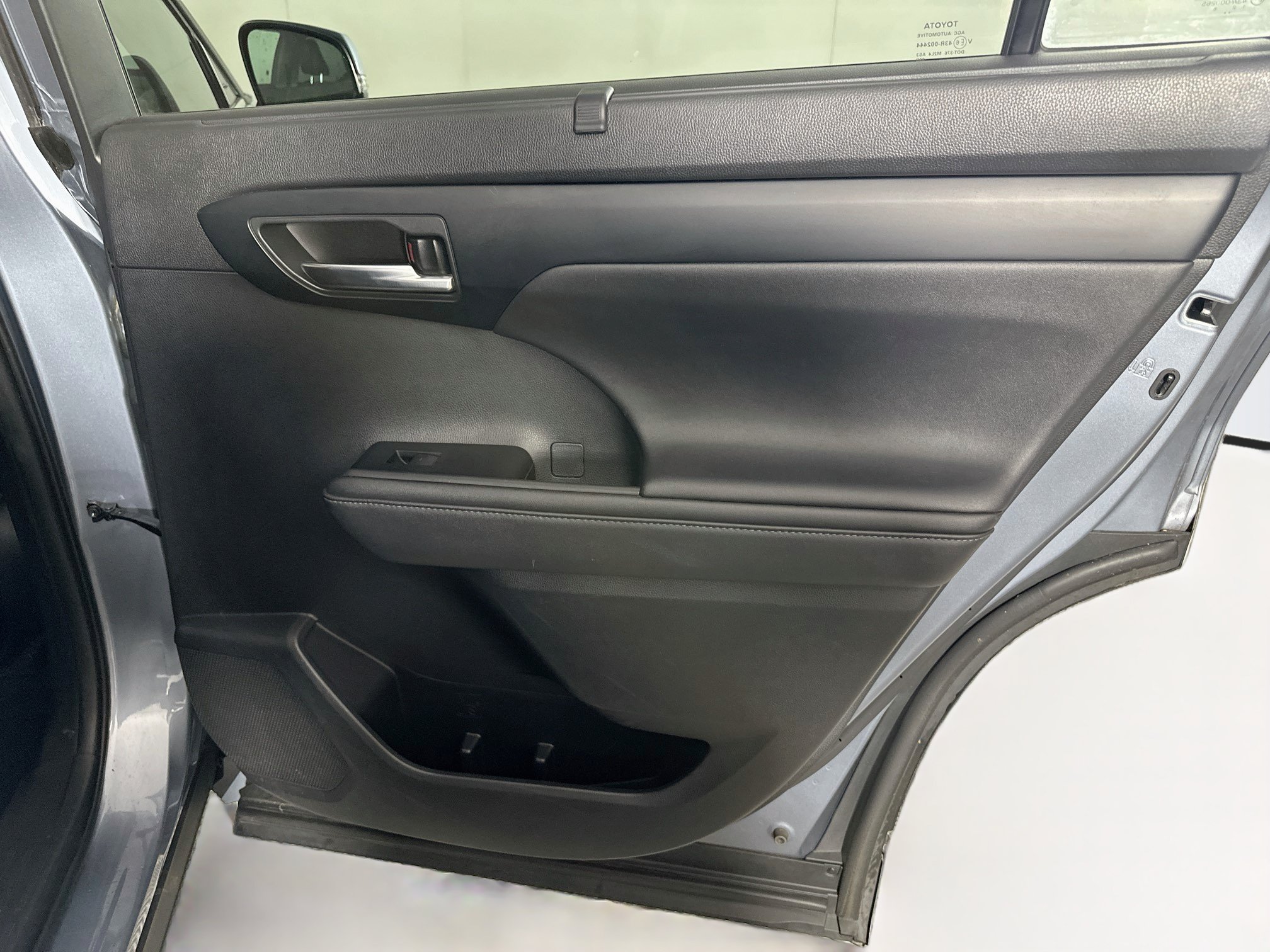 Used 2020 Toyota Highlander XLE FWD image 32