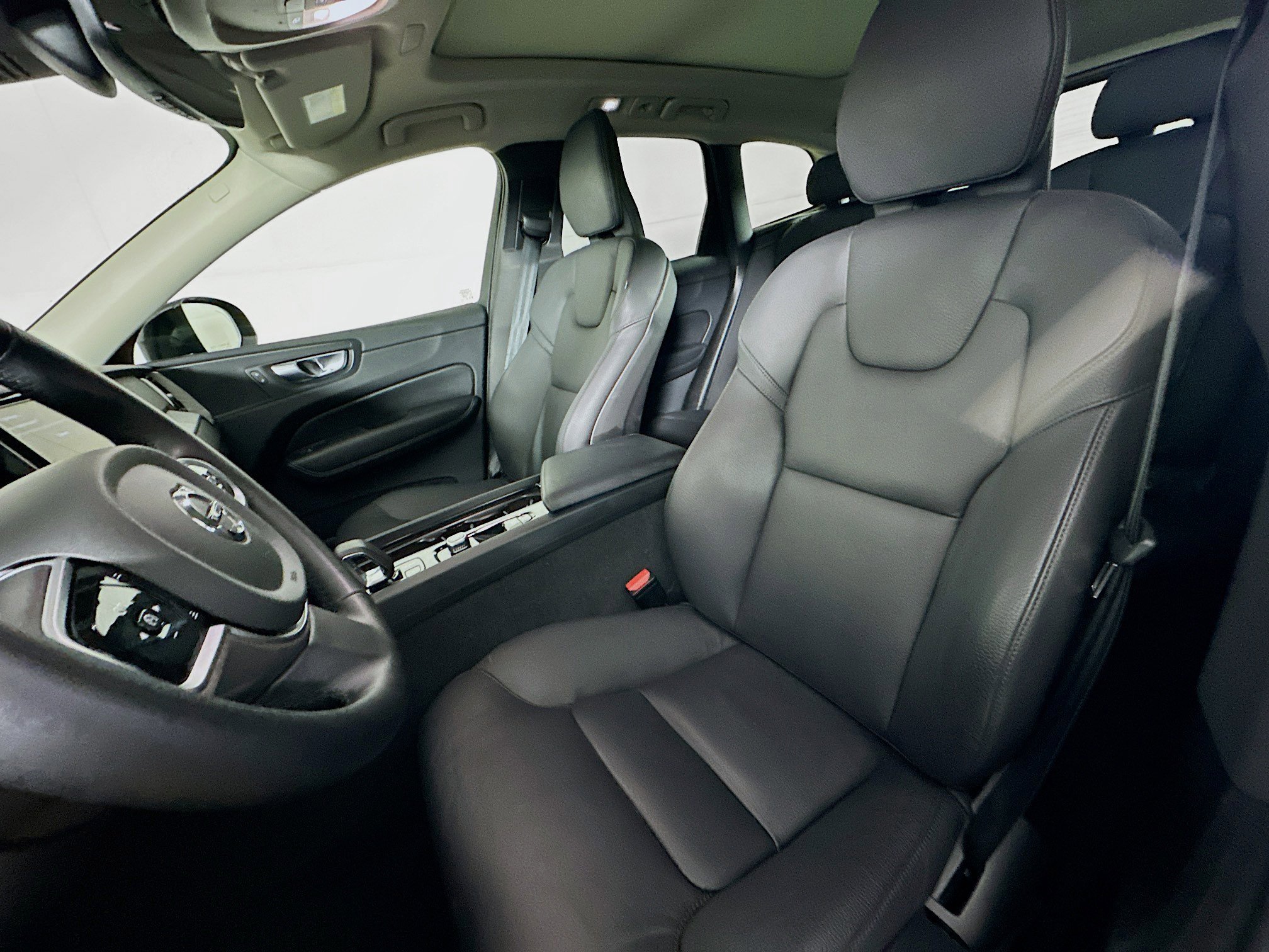 Used 2025 Volvo XC60 B5 Plus image 13