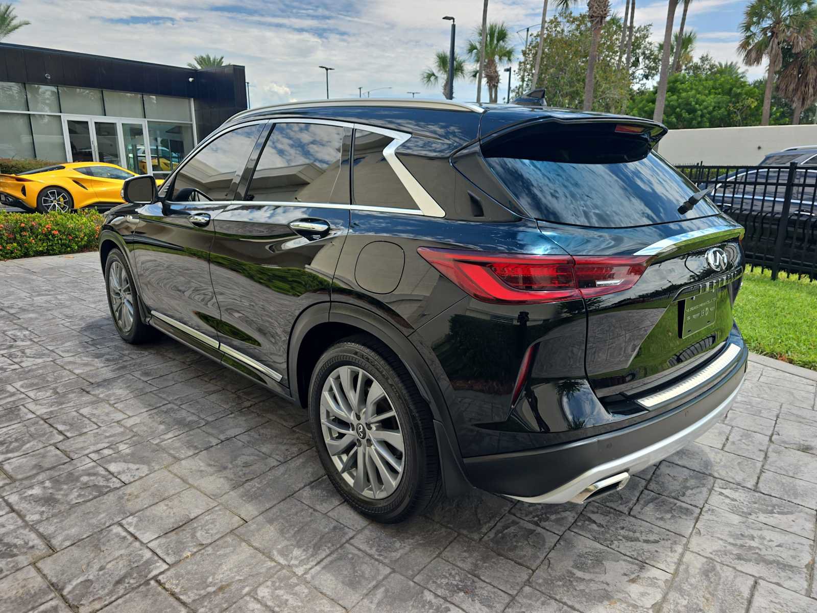 Used 2024 INFINITI QX50 Luxe w/ Accent Package FWD image 7