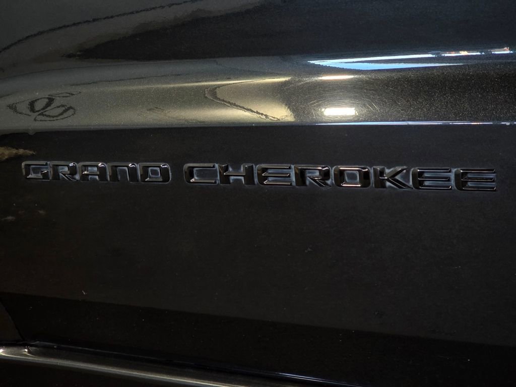 Used 2015 Jeep Grand Cherokee Altitude RWD image 11