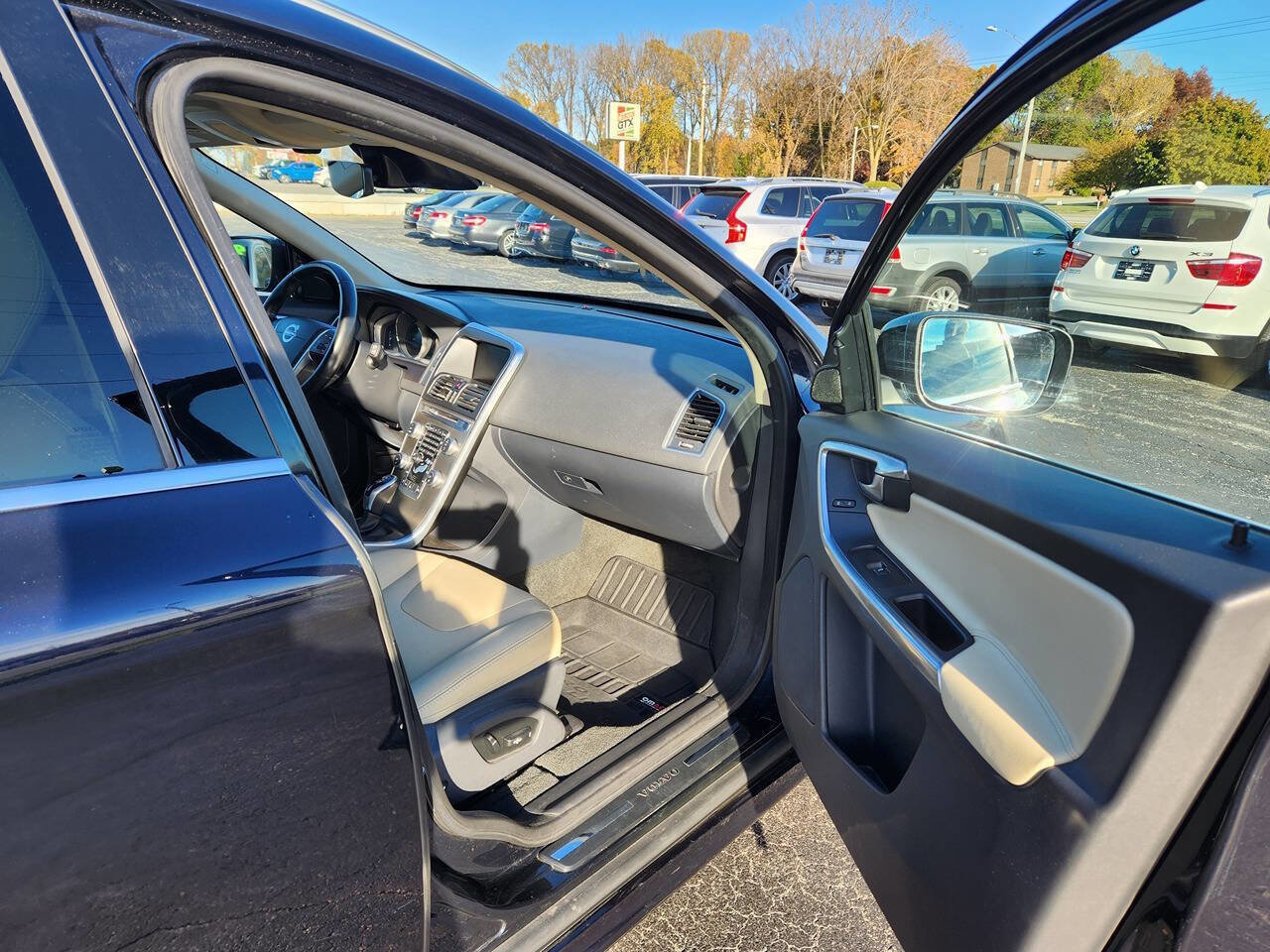 Used 2016 Volvo XC60 T5 Premier w/ Proximity Package image 14