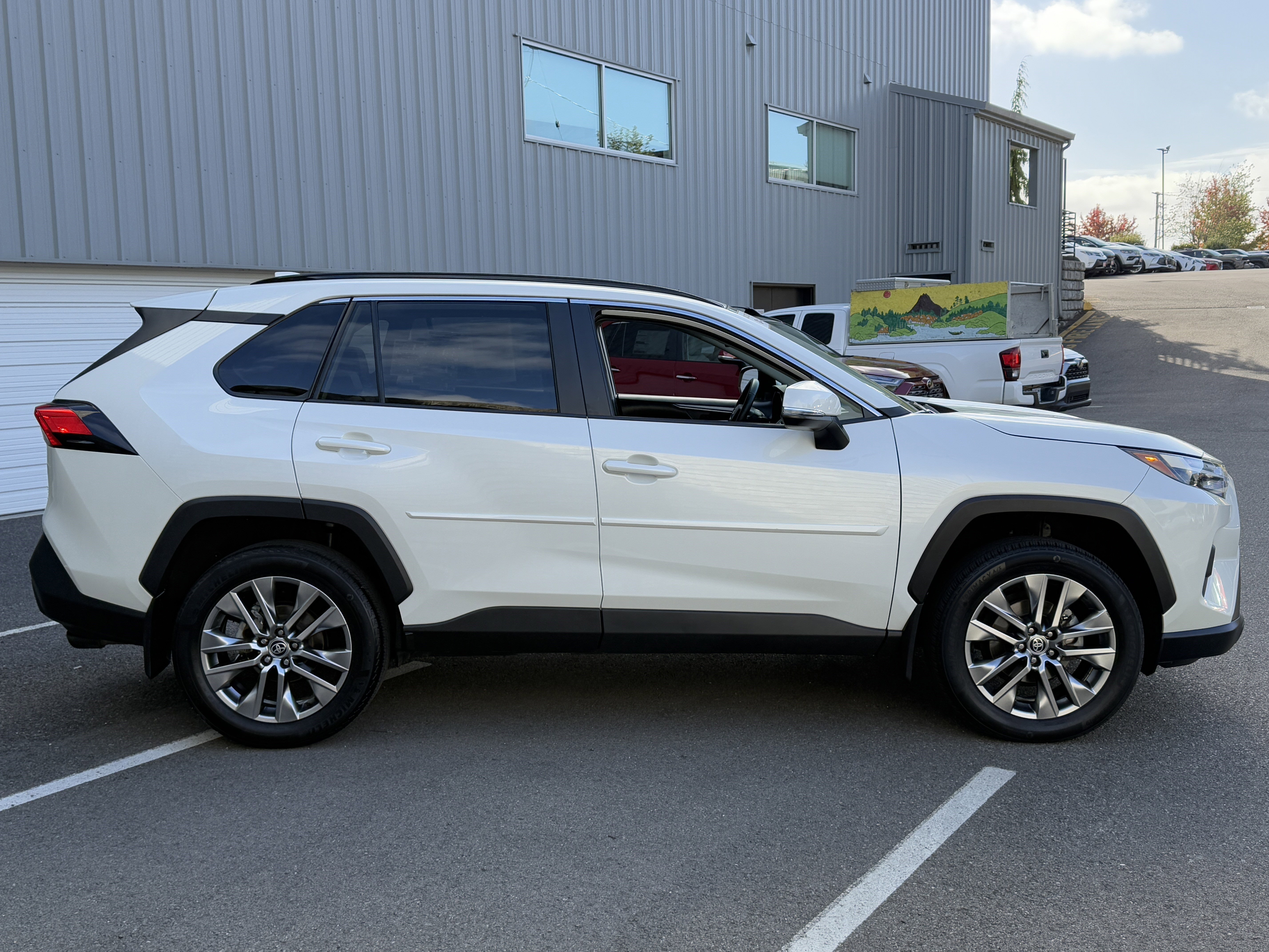 Used 2022 Toyota RAV4 XLE Premium image 7