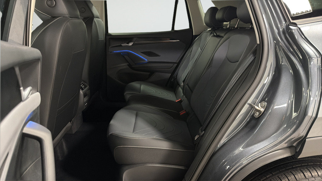 Certified 2025 Volkswagen Tiguan SE FWD image 29