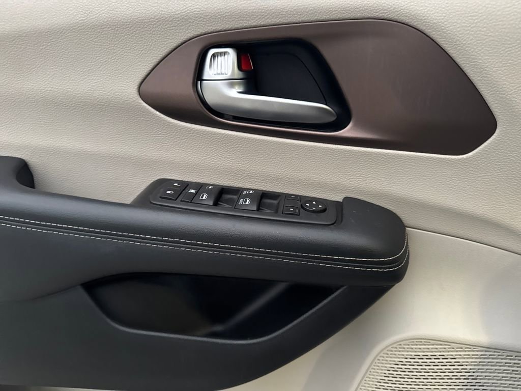 Used 2023 Chrysler Voyager LX image 22