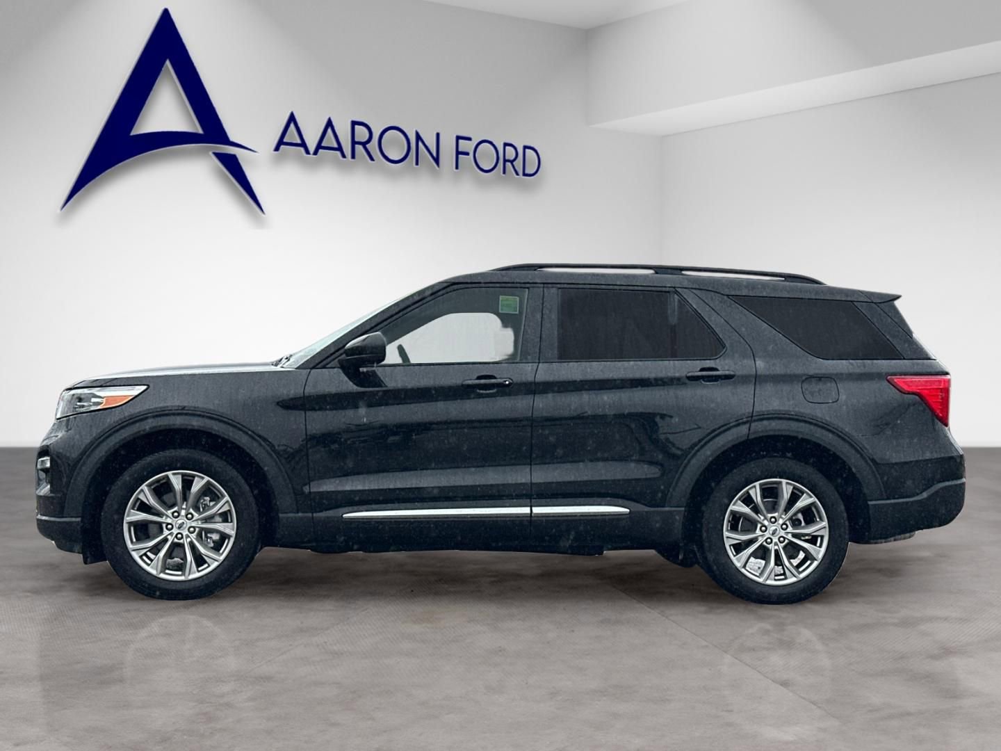 Used 2024 Ford Explorer XLT w/ Equipment Group 202A image 2