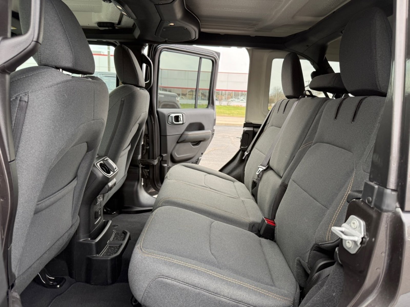 Used 2025 Jeep Wrangler Unlimited Sahara AWD/4WD image 28