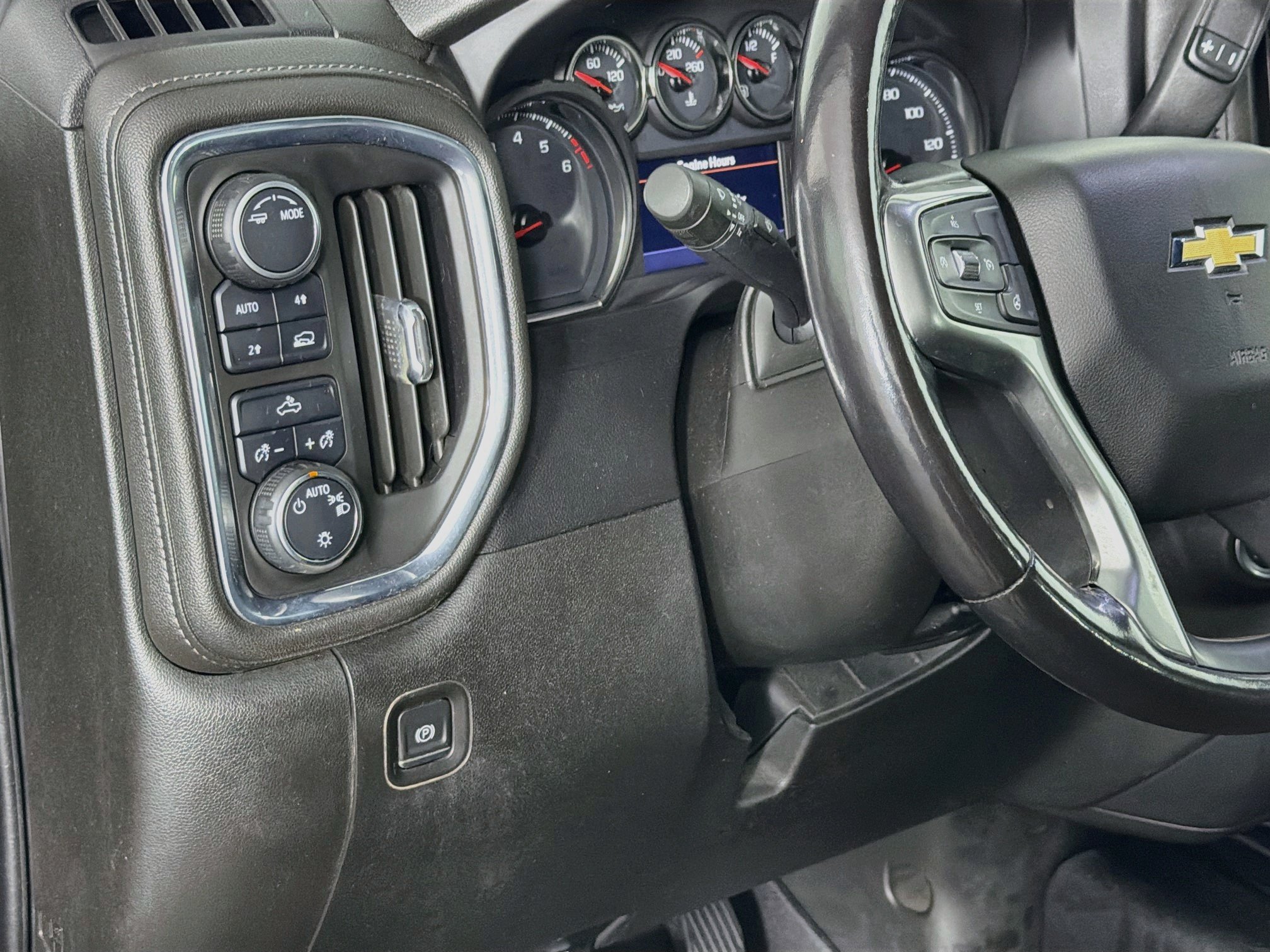 Used 2021 Chevrolet Silverado 1500 LT AWD/4WD image 16