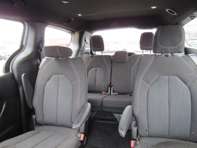 Used 2023 Chrysler Pacifica Touring FWD image 23