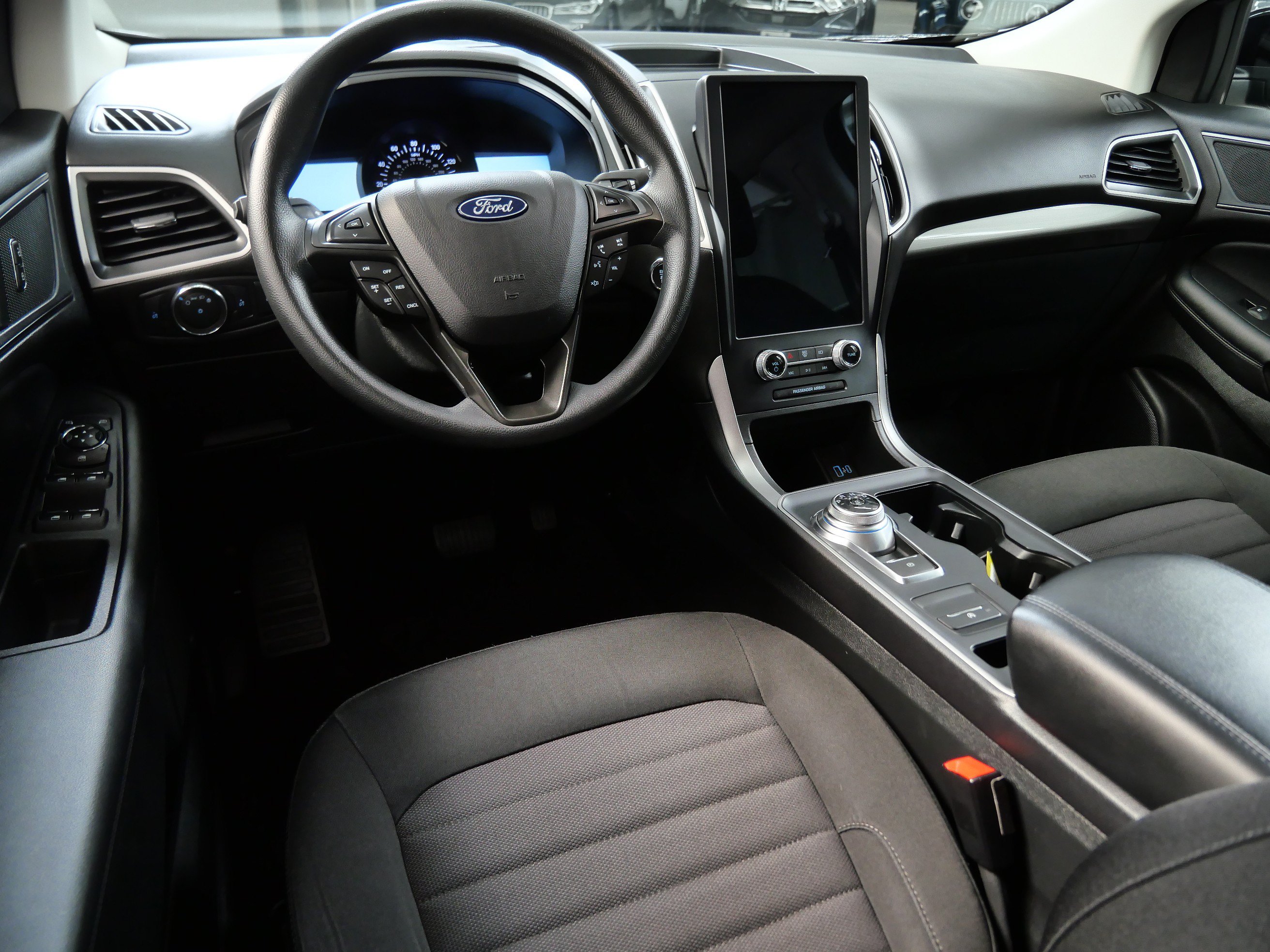 Used 2022 Ford Edge SE w/ Black Appearance Package AWD/4WD image 2