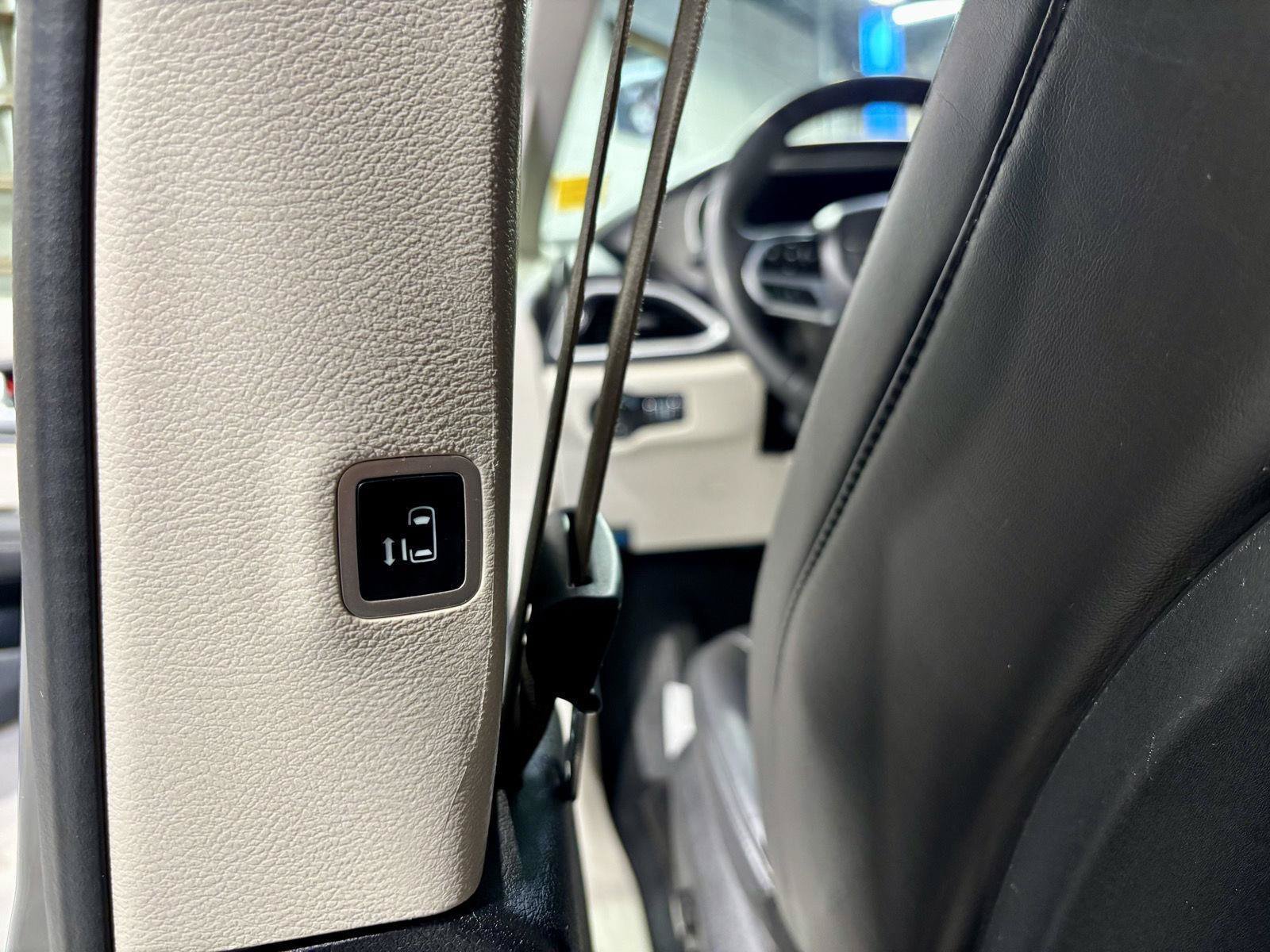 Used 2023 Chrysler Pacifica Touring-L FWD image 23