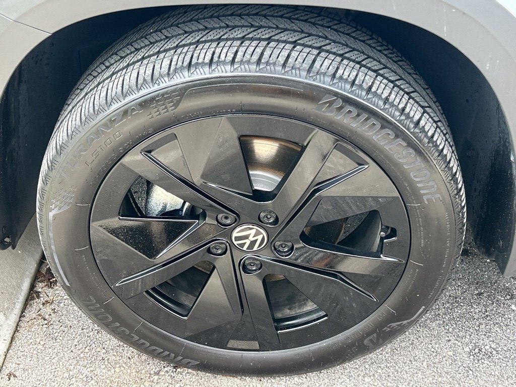 Certified 2025 Volkswagen Taos SE w/ Panoramic Sunroof Package FWD image 52