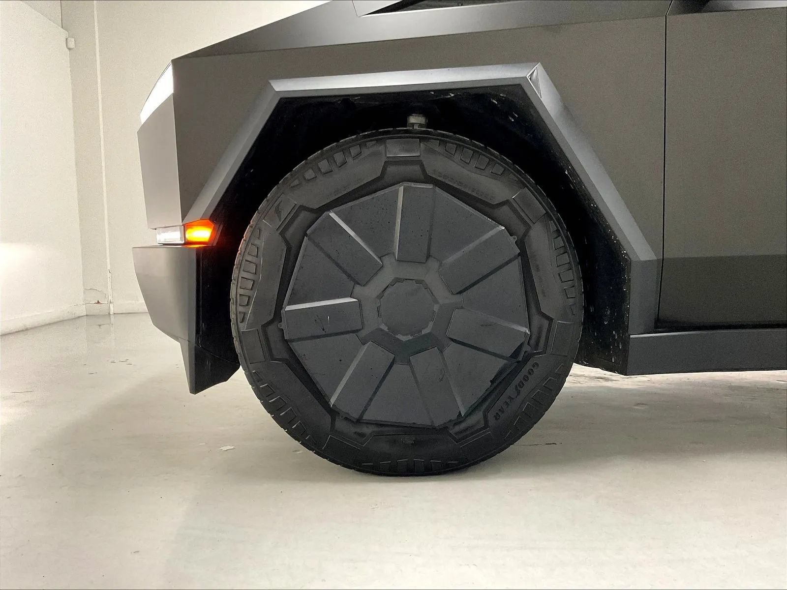 Used 2024 Tesla Cybertruck AWD Crew Cab image 37