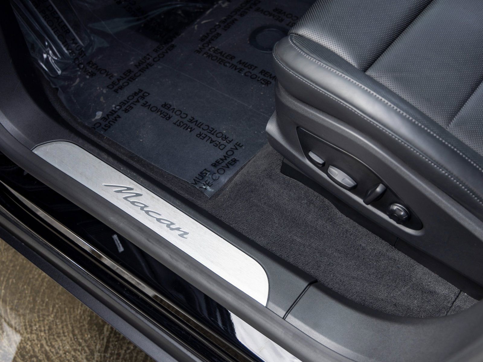 Certified 2025 Porsche Macan Electric image 26