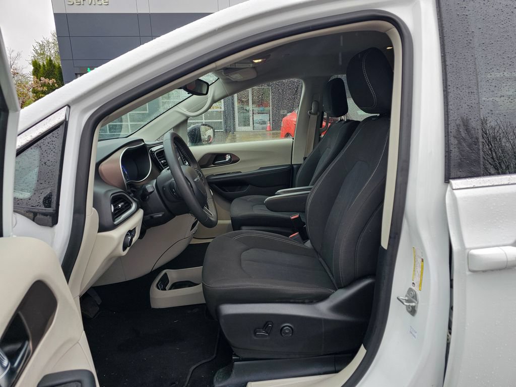 Used 2024 Chrysler Voyager LX FWD image 17