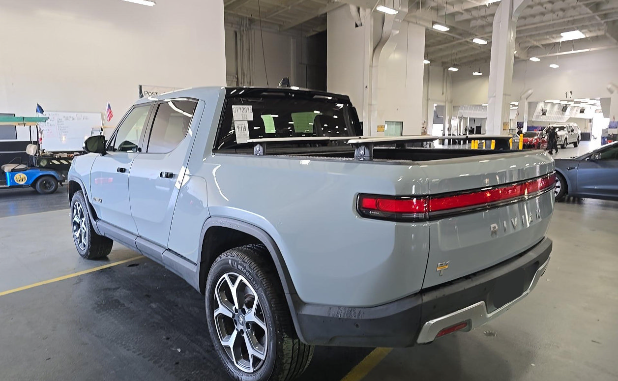 Used 2022 Rivian R1T Adventure AWD/4WD image 3