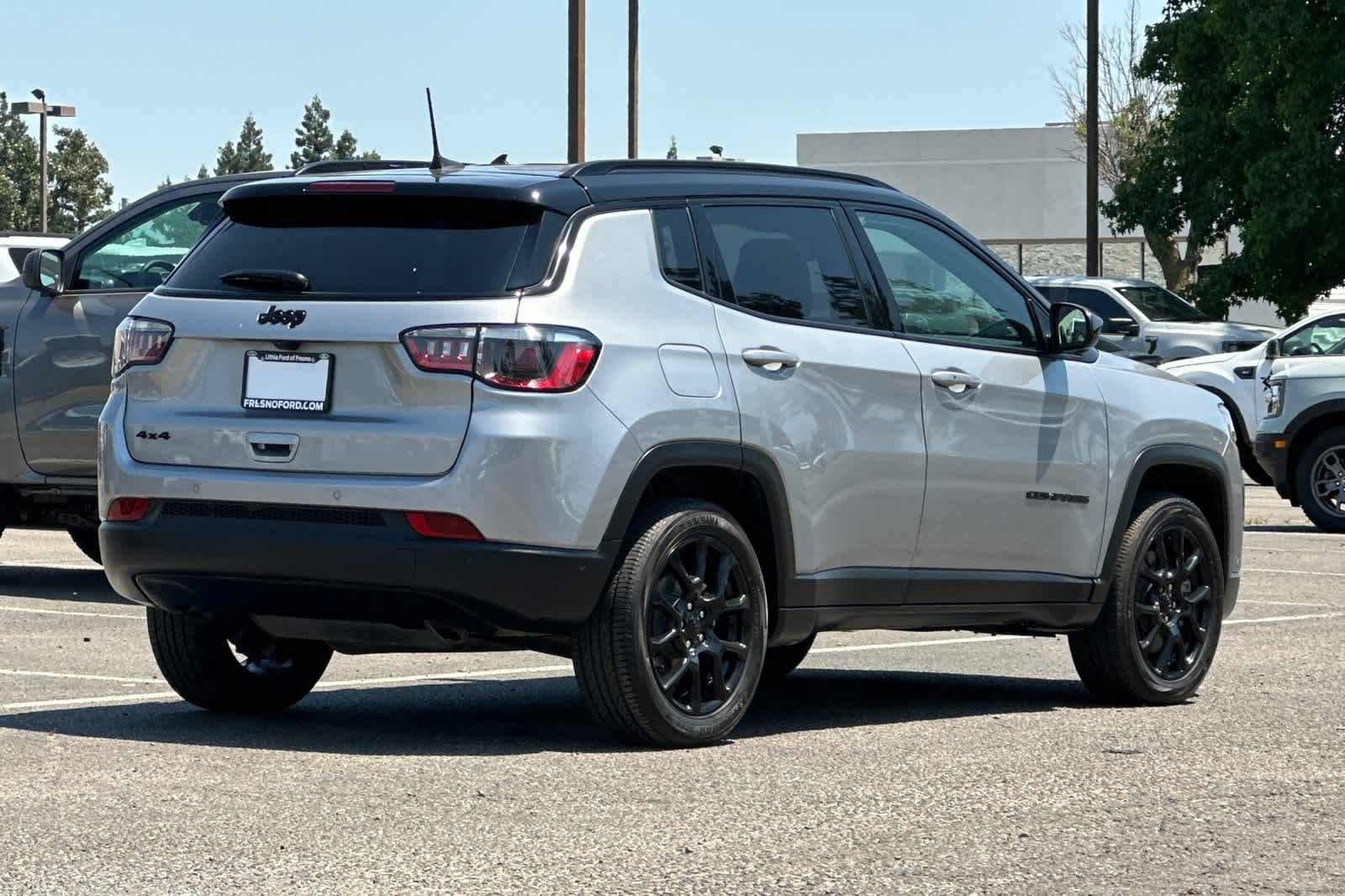 Used 2023 Jeep Compass Latitude w/ Convenience Group AWD/4WD image 2
