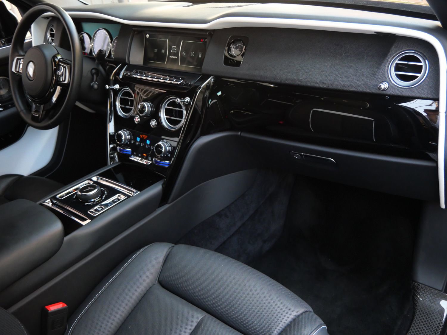 Used 2022 Rolls-Royce Cullinan Black Badge w/ Dark Exterior Package image 16