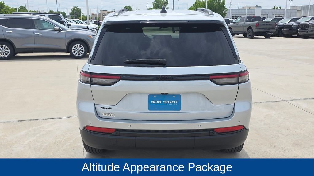 Used 2025 Jeep Grand Cherokee Altitude AWD/4WD image 5