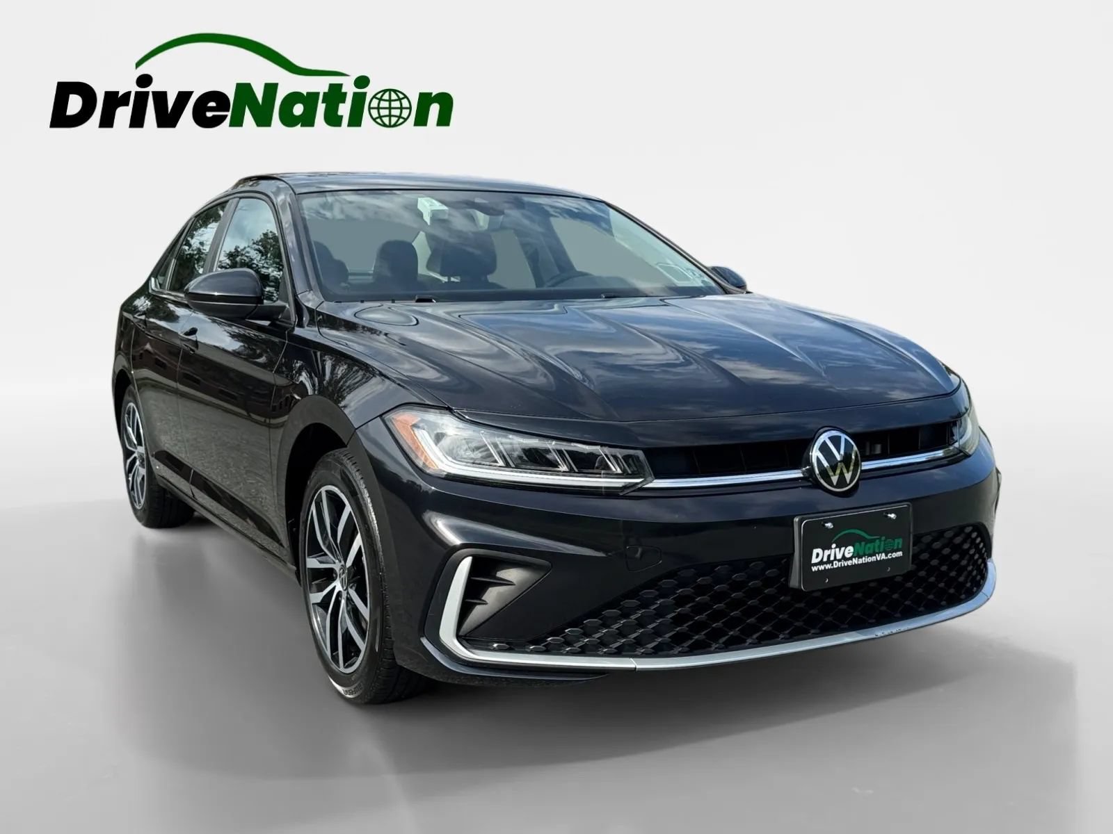 Used 2025 Volkswagen Jetta SE FWD image 3