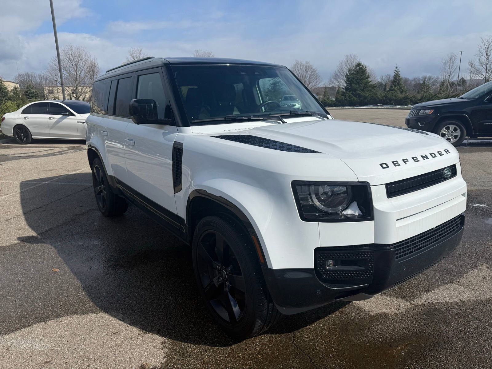 Used 2024 Land Rover Defender 130 X-Dynamic SE image 3
