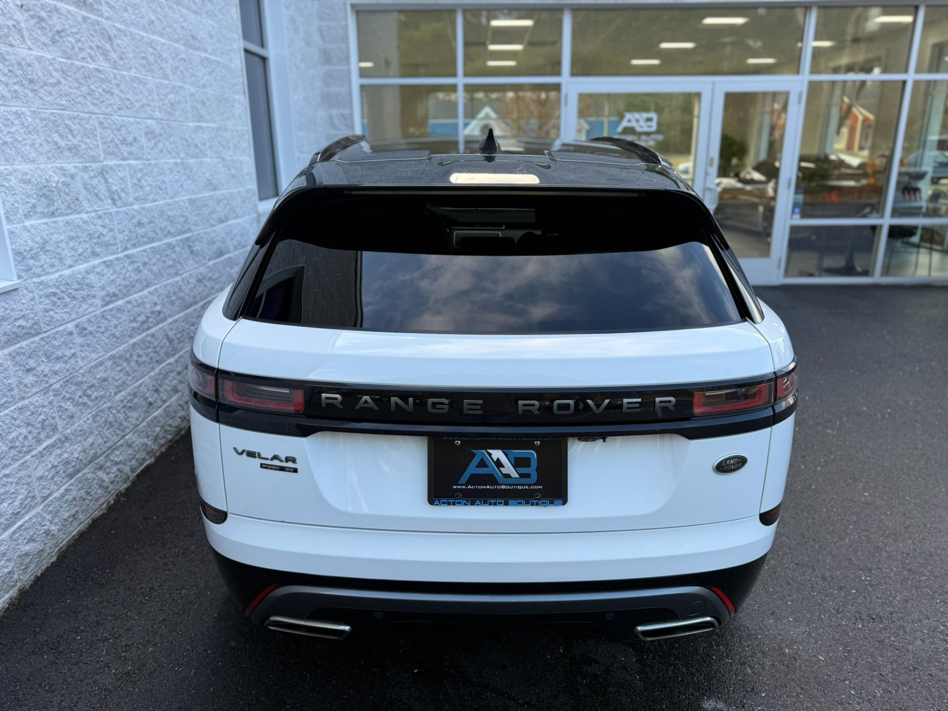 Used 2018 Land Rover Range Rover Velar R-Dynamic SE image 28