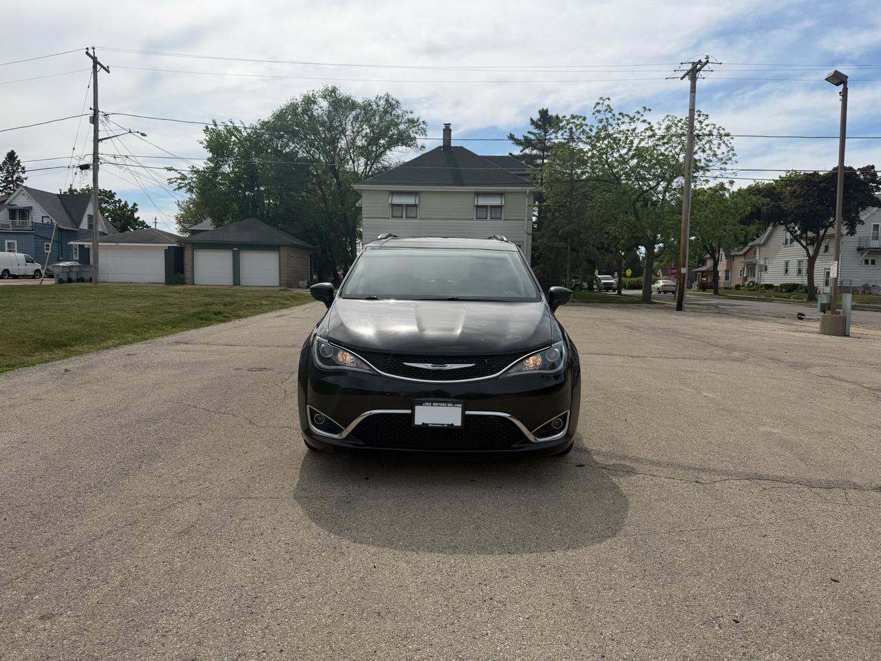 Used 2018 Chrysler Pacifica Touring-L FWD image 2