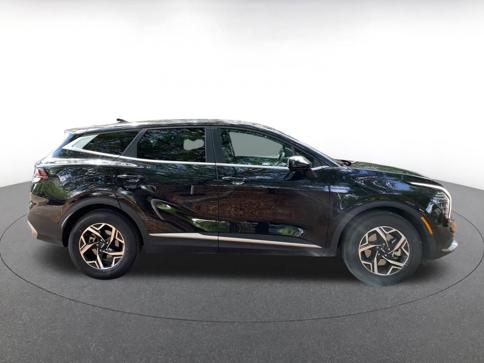 Used 2025 Kia Sportage LX image 8