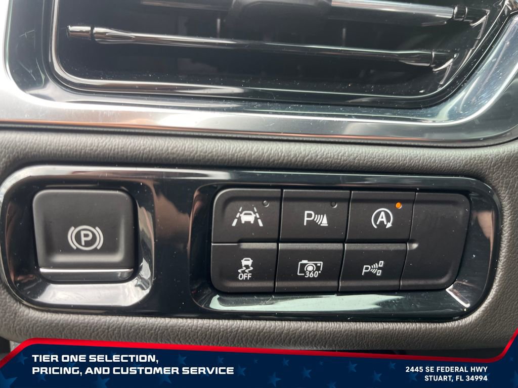 Used 2025 GMC Yukon Denali AWD/4WD image 16