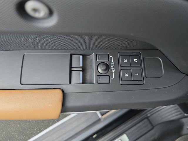 Used 2025 Land Rover Defender 90 X-Dynamic SE image 26