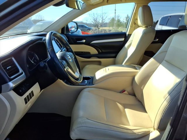 Used 2018 Toyota Highlander XLE image 25