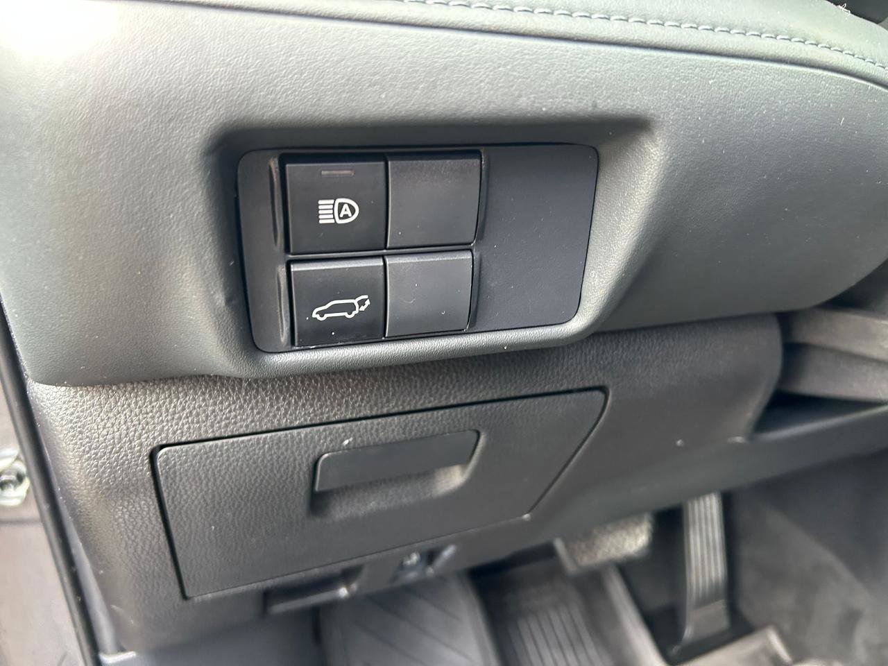 Used 2021 Toyota Highlander XLE AWD/4WD image 10