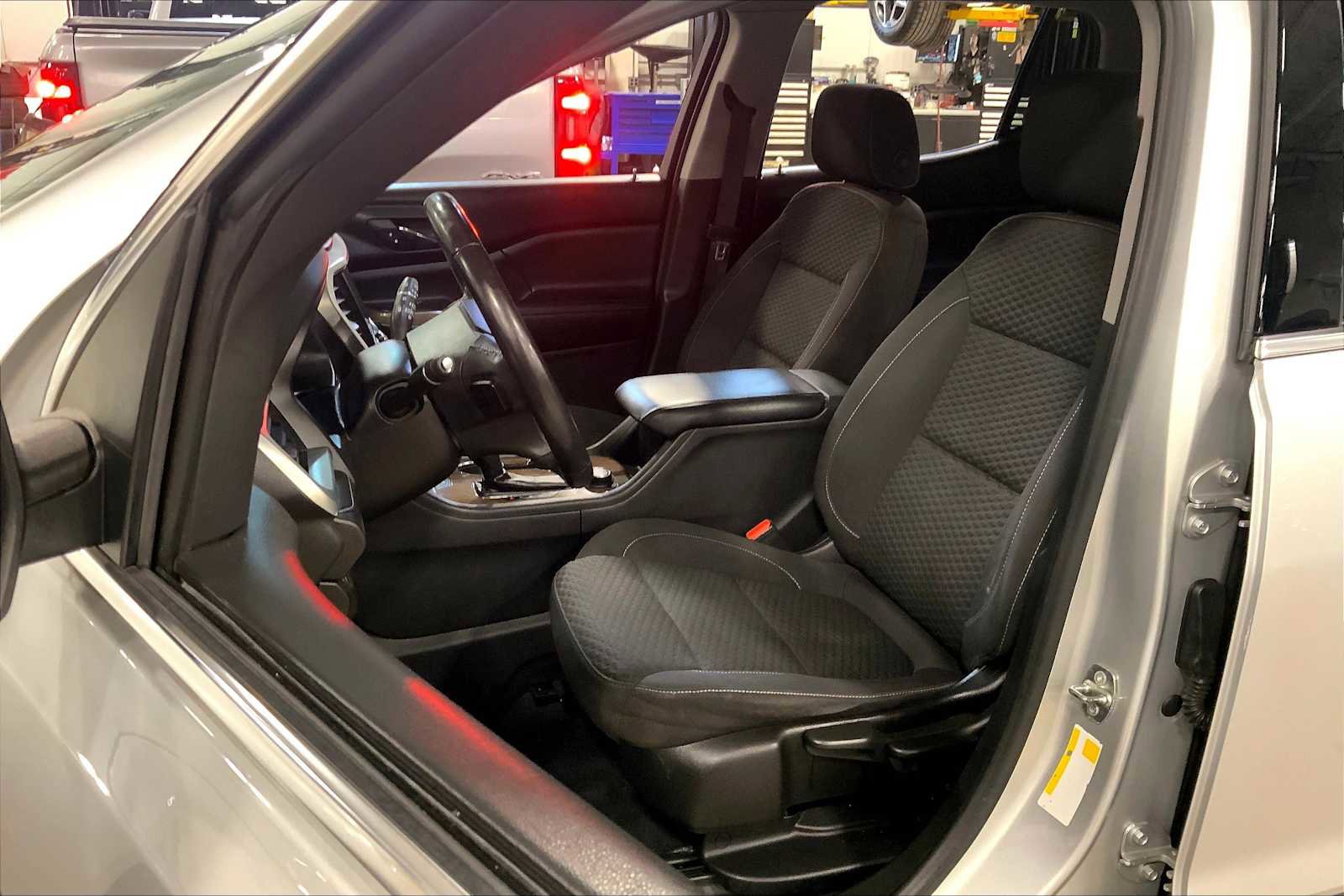 Used 2018 GMC Acadia SLE image 9