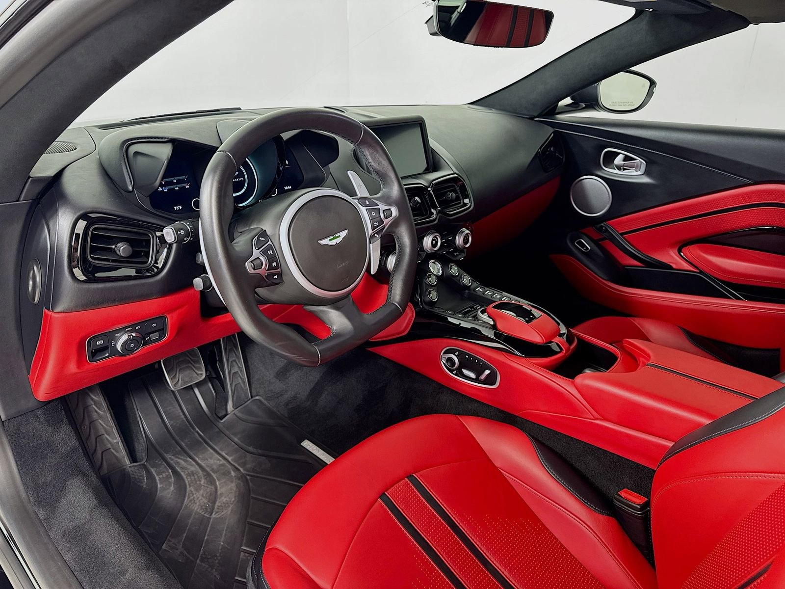 Used 2023 Aston Martin V8 Vantage Roadster image 10