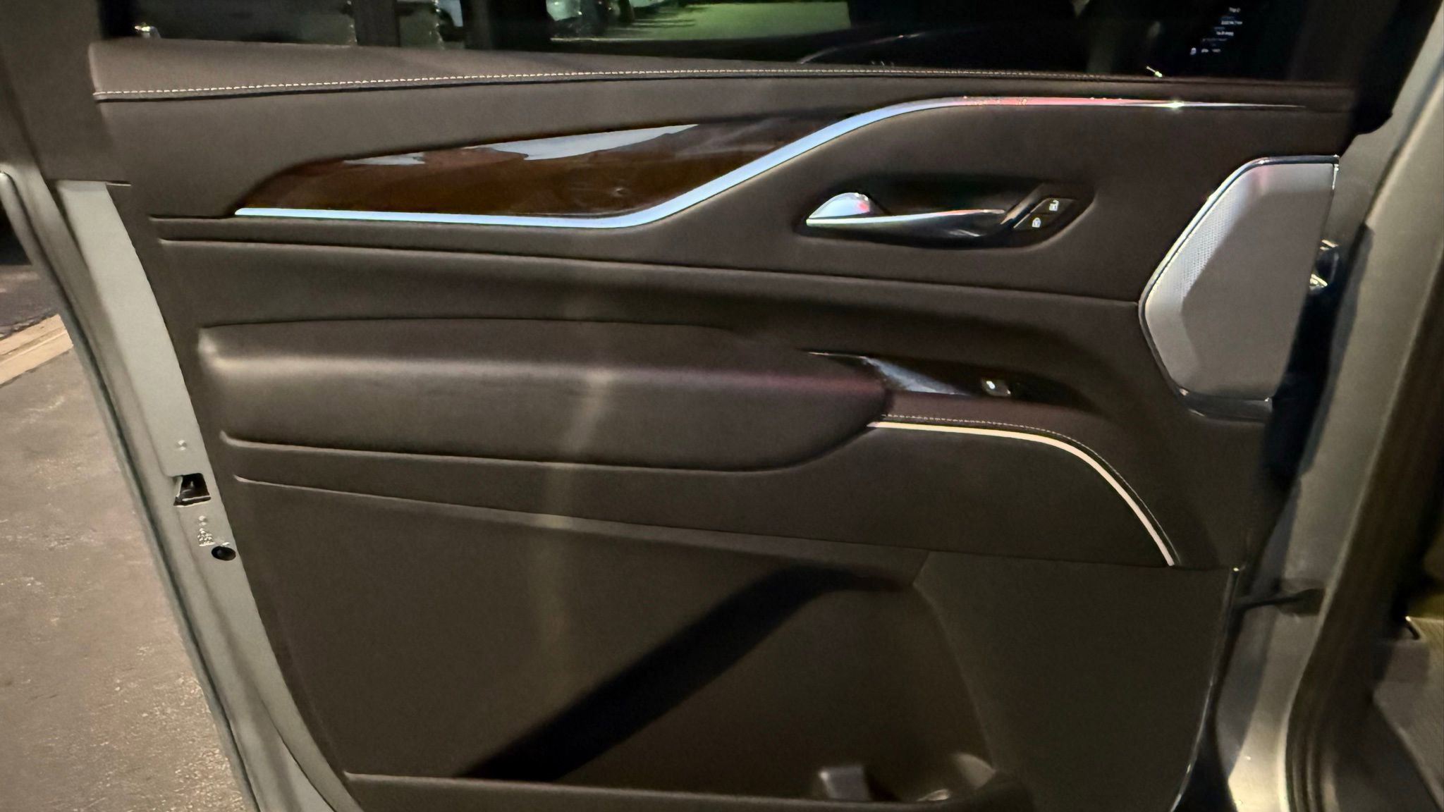 Used 2024 Cadillac Escalade ESV Premium Luxury Platinum w/ Heavy-Duty Trailer Package image 25