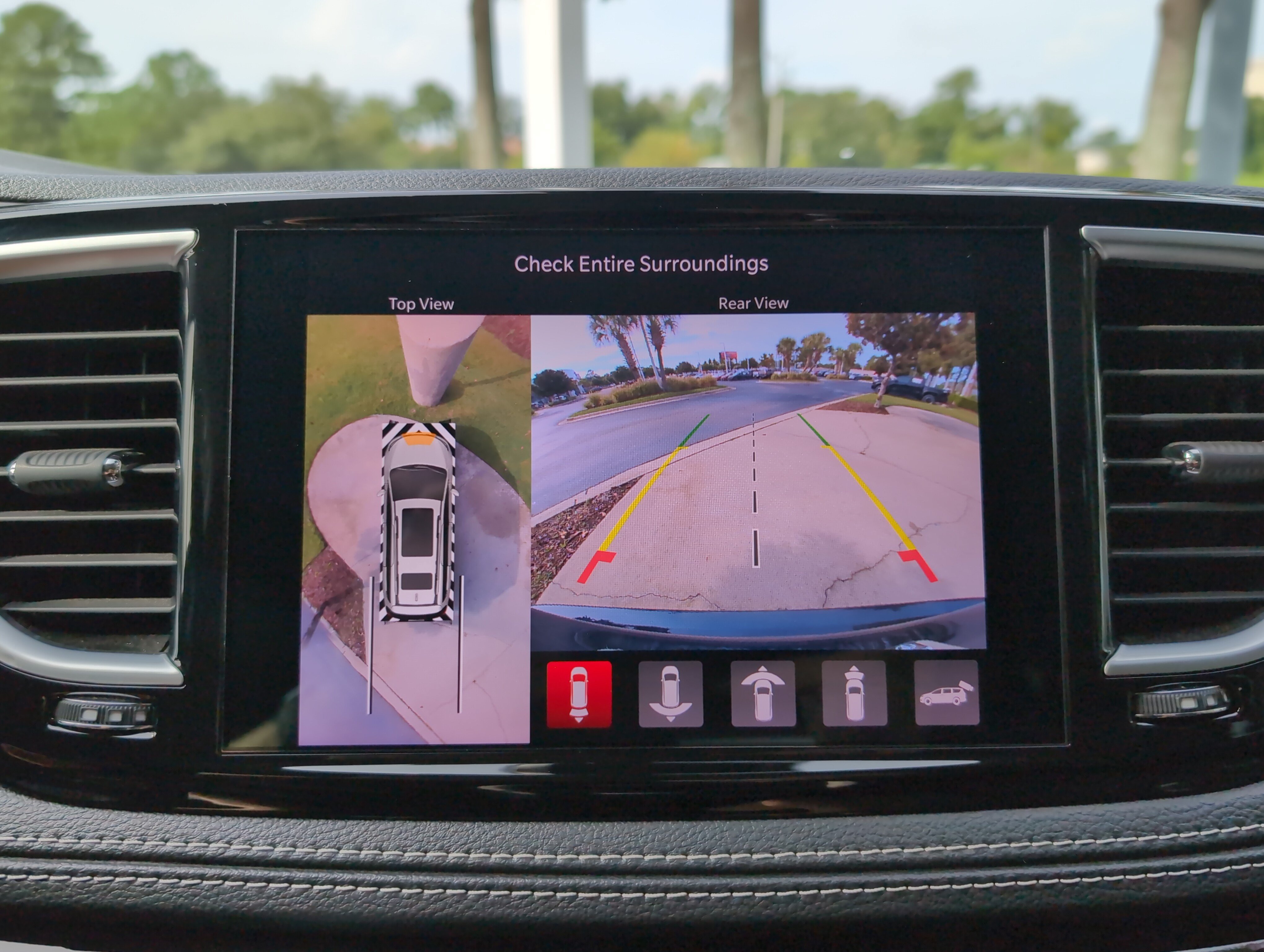 Used 2023 Chrysler Pacifica Limited FWD image 25