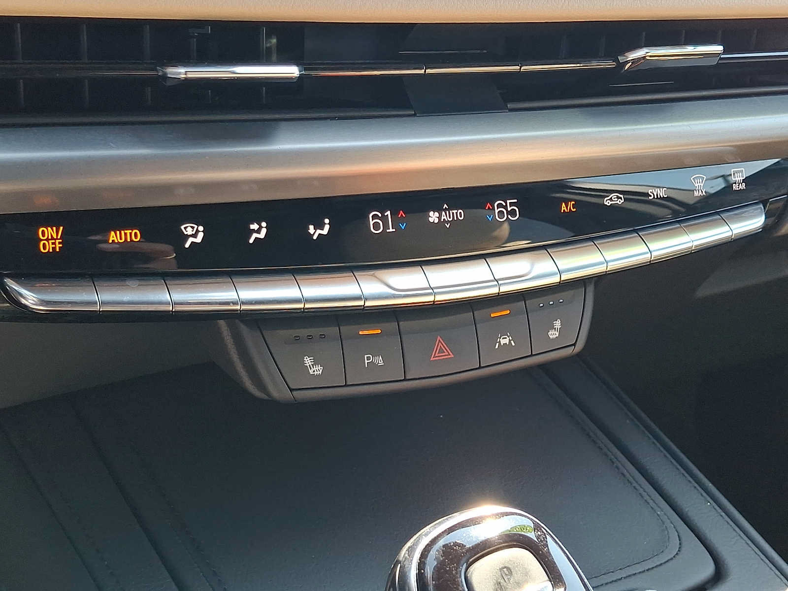 Certified 2024 Cadillac XT4 Luxury w/ Cold Weather Package AWD/4WD image 16