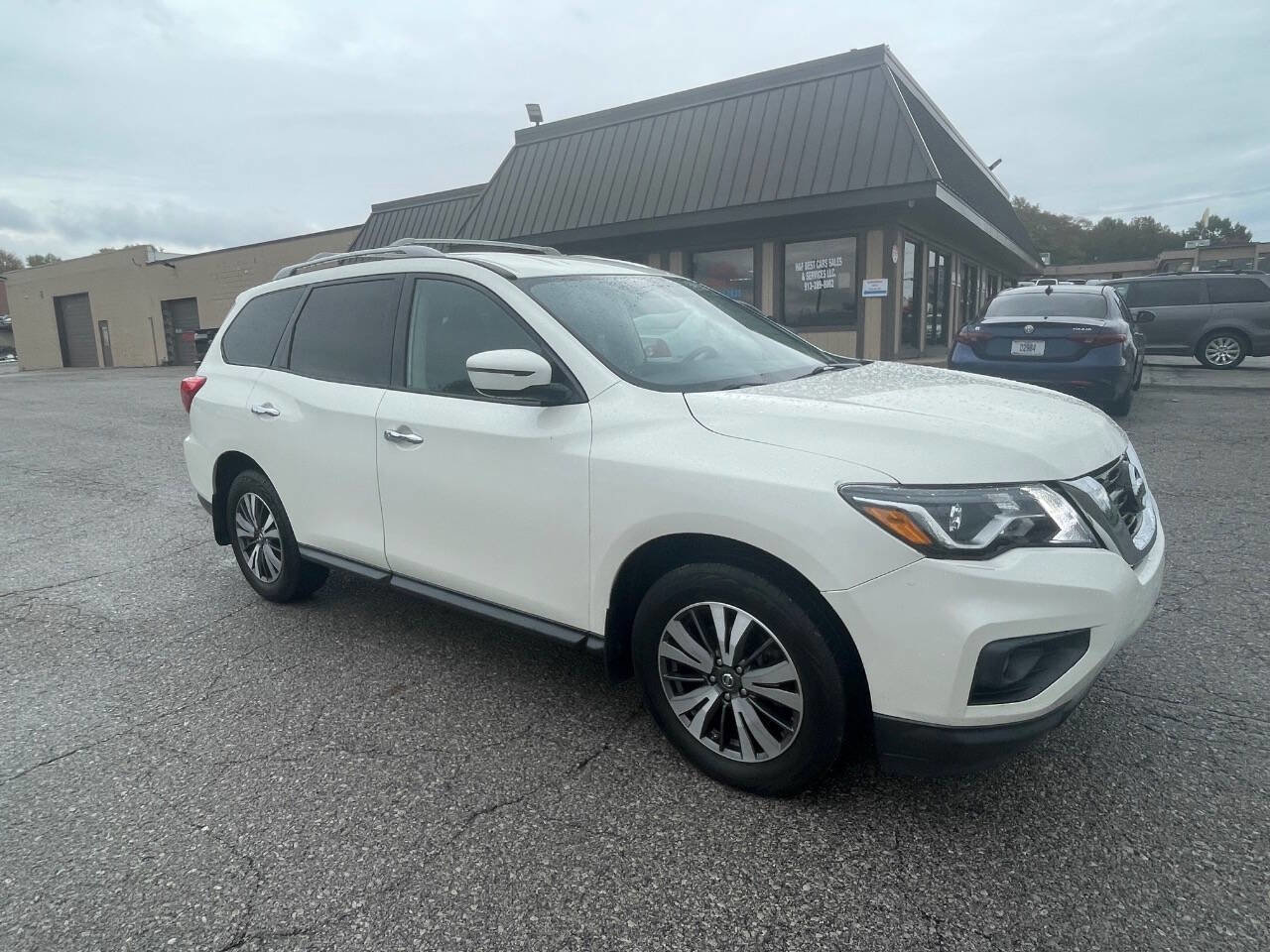 Used 2017 Nissan Pathfinder SV image 8