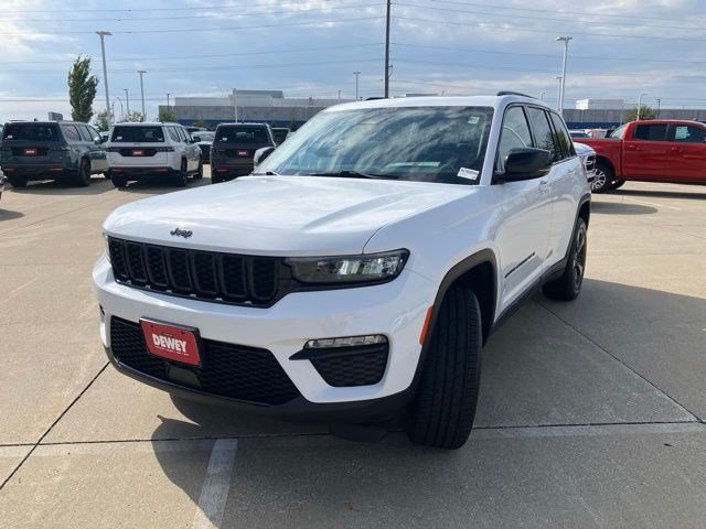 Certified 2024 Jeep Grand Cherokee Limited w/ Black Appearance Package AWD/4WD image 3