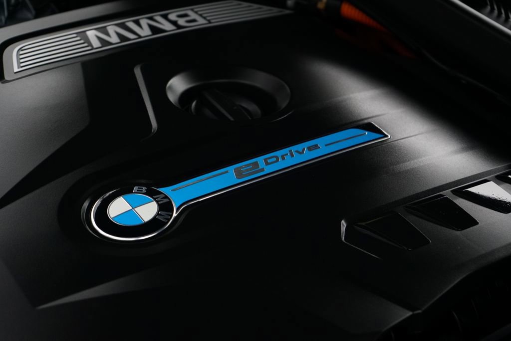 Used 2019 BMW 530e w/ Executive Package RWD image 32