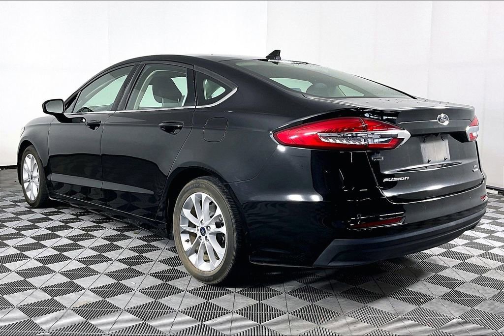 Used 2020 Ford Fusion SE FWD image 2