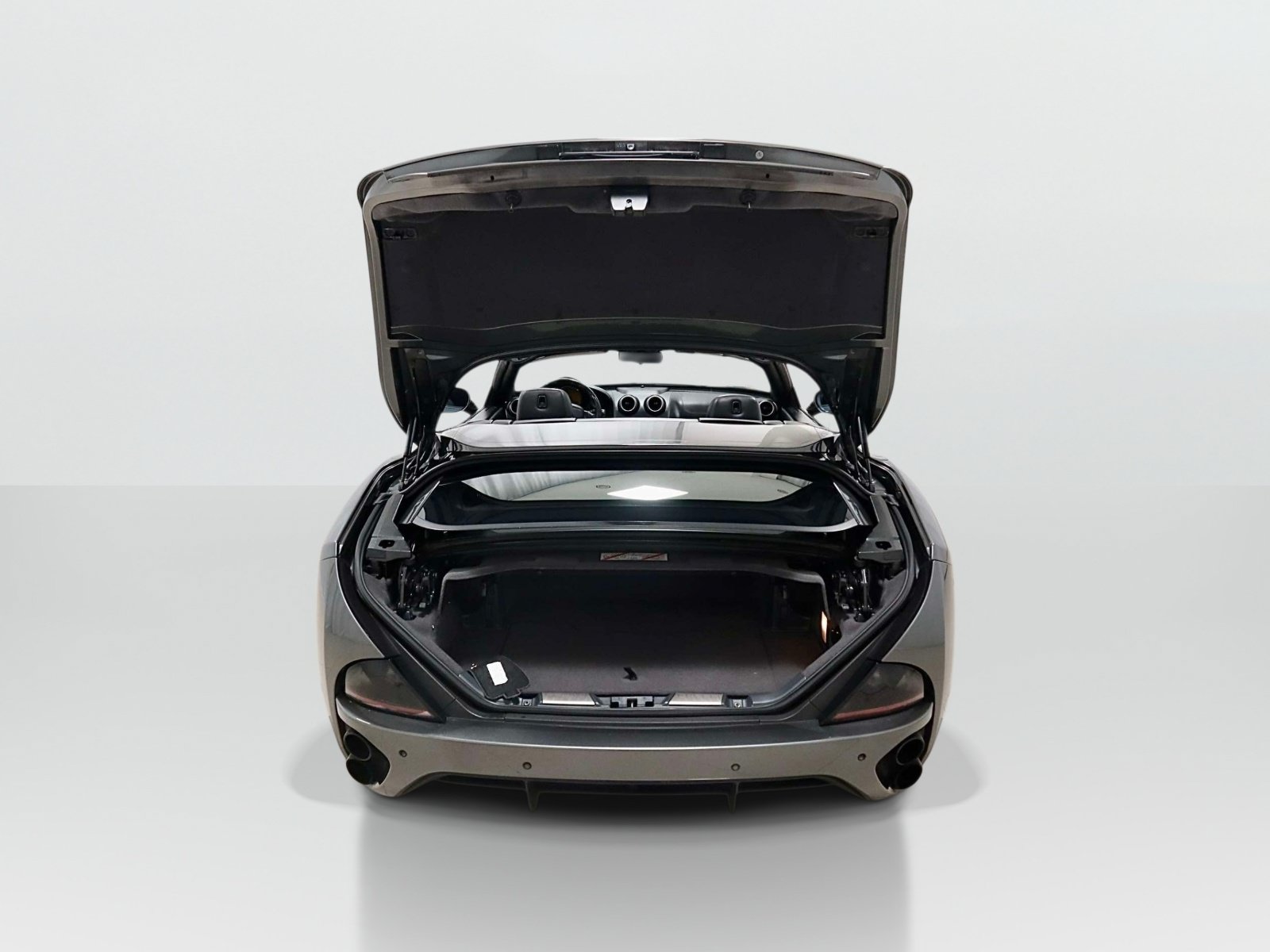 Used 2011 Ferrari California RWD image 11
