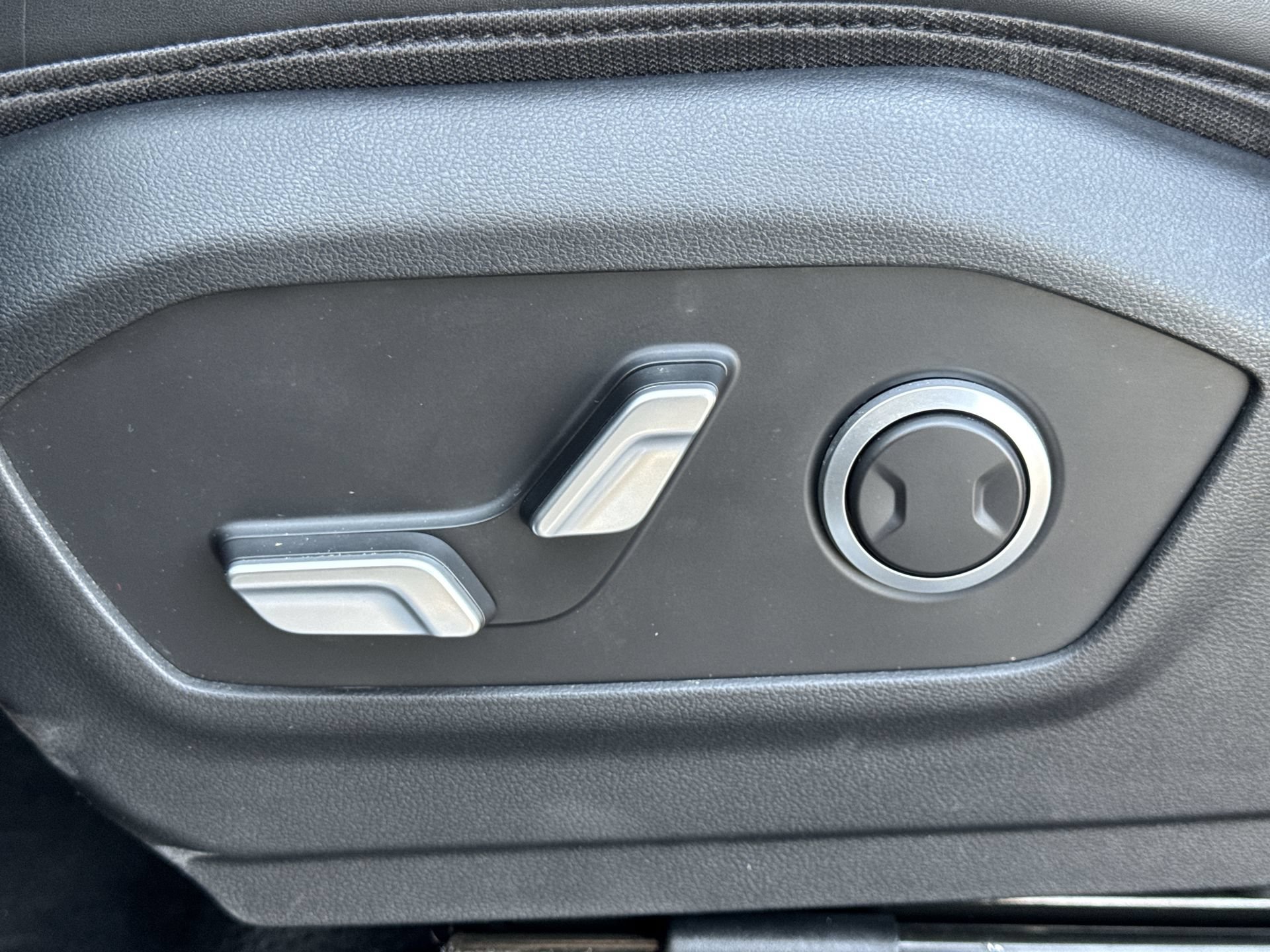 Used 2025 Hyundai Santa Fe SEL FWD image 12