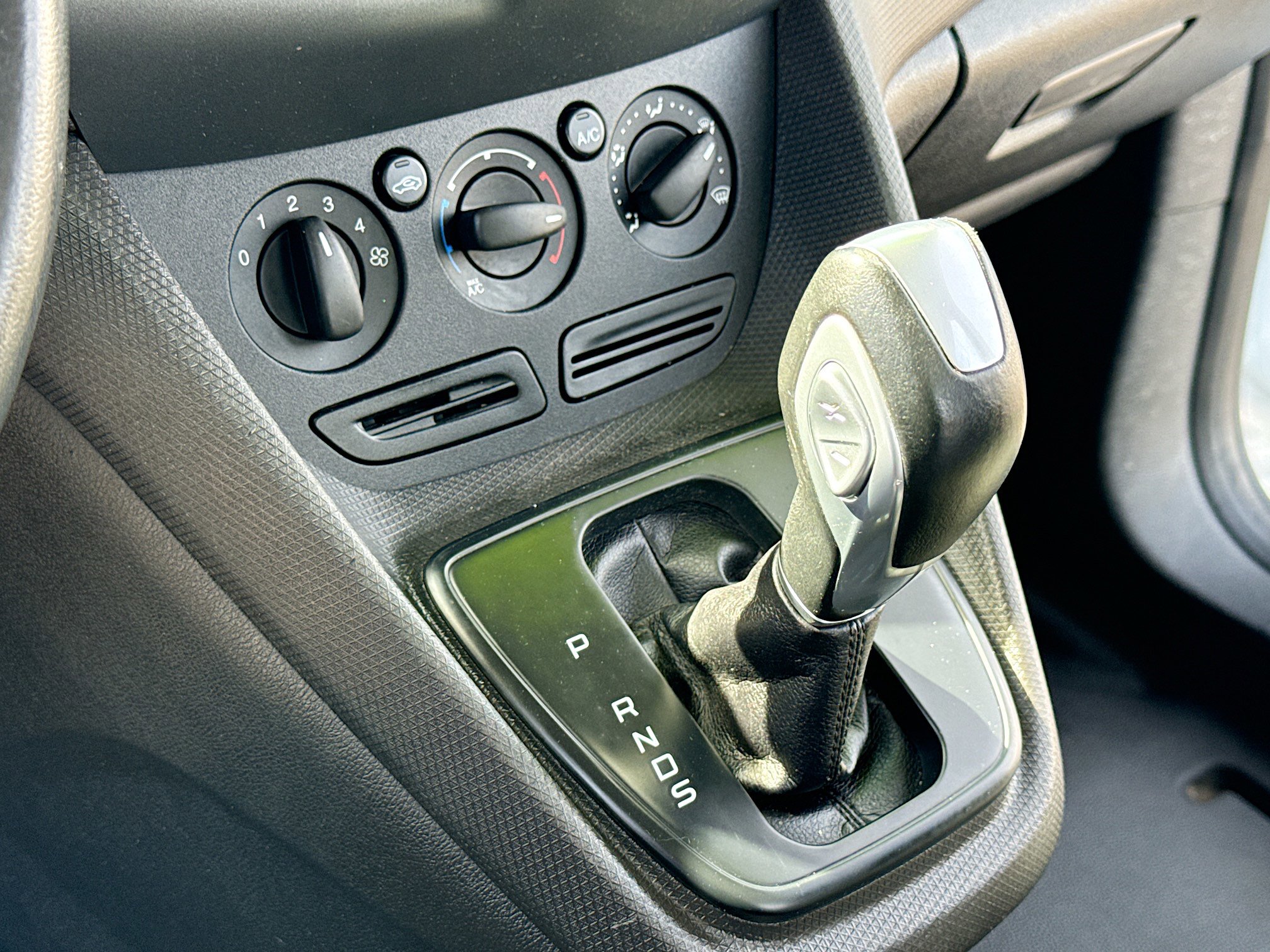 Used 2015 Ford Transit Connect XL image 11