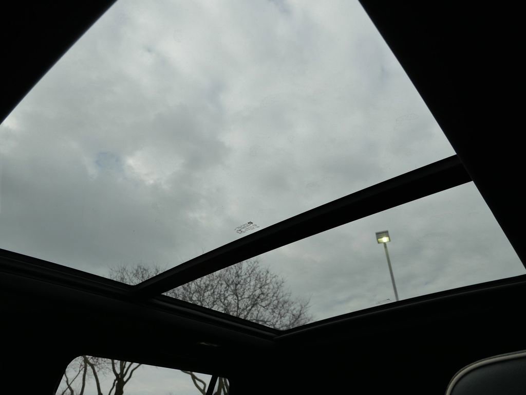 Used 2022 GMC Yukon SLT w/ SLT Premium Package image 29