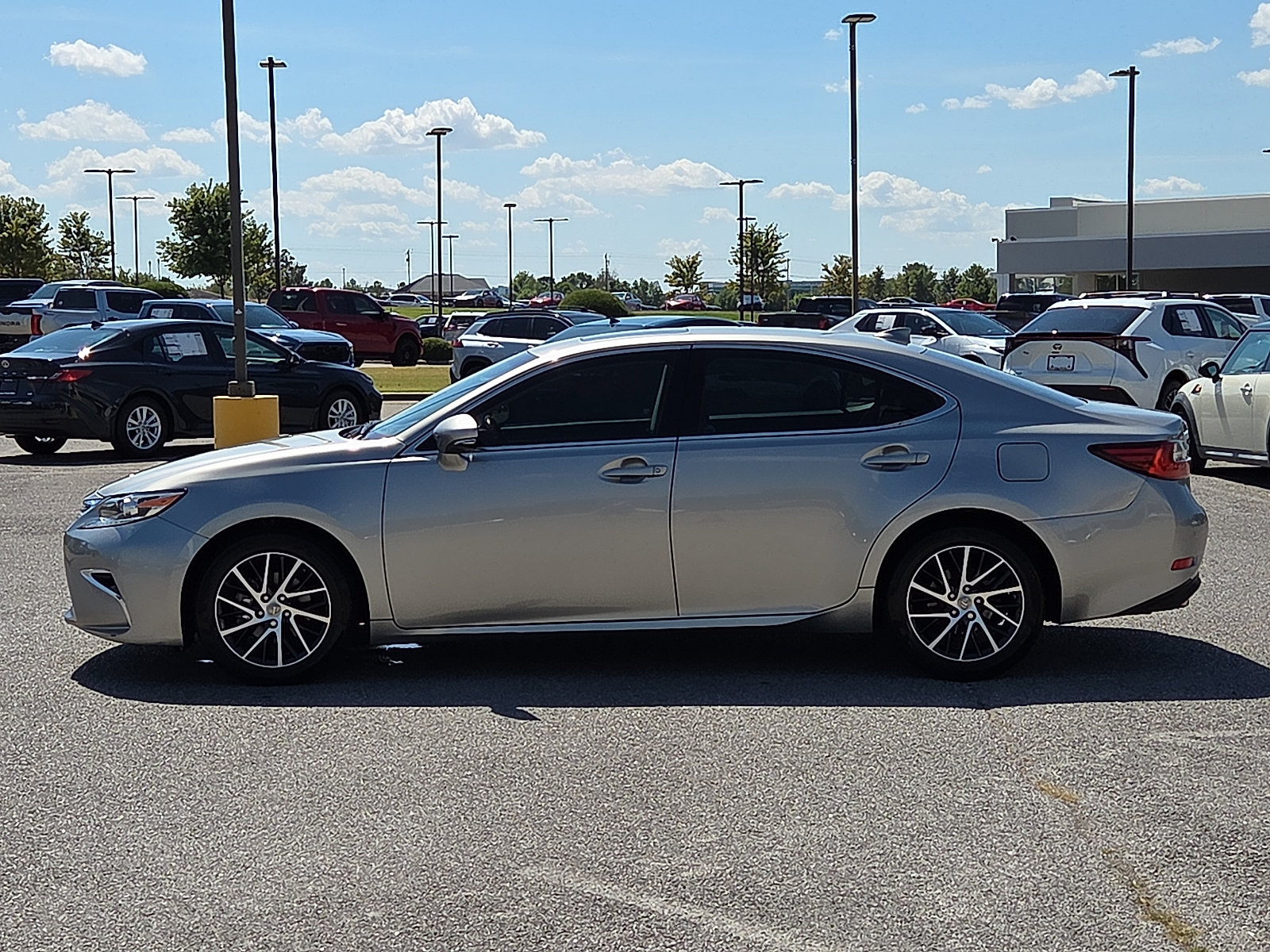 Used 2016 Lexus ES 350 w/ Luxury Package w/Wood Trim FWD image 3