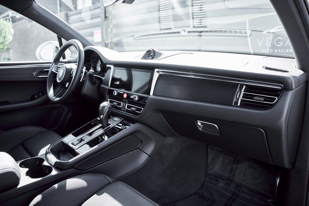 Used 2025 Porsche Macan GTS image 43