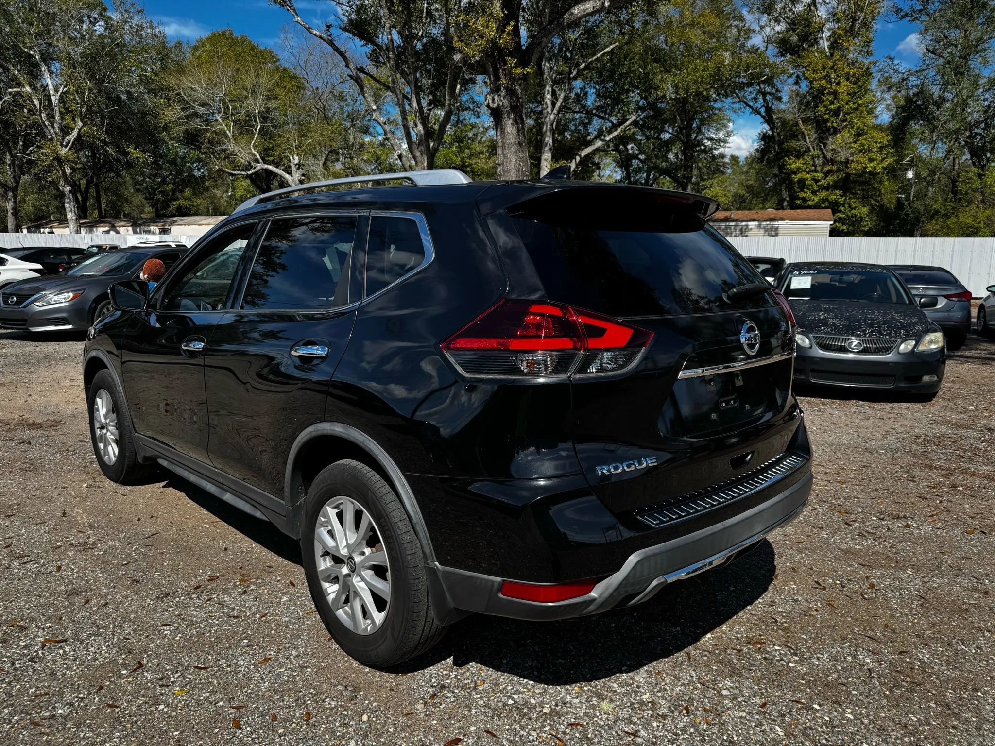 Used 2018 Nissan Rogue SV w/ Premium Package image 3