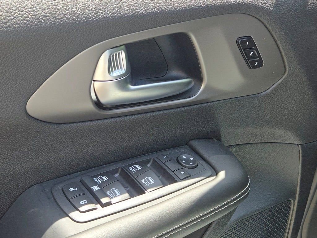 New 2027 Chrysler Pacifica Select AWD/4WD image 23