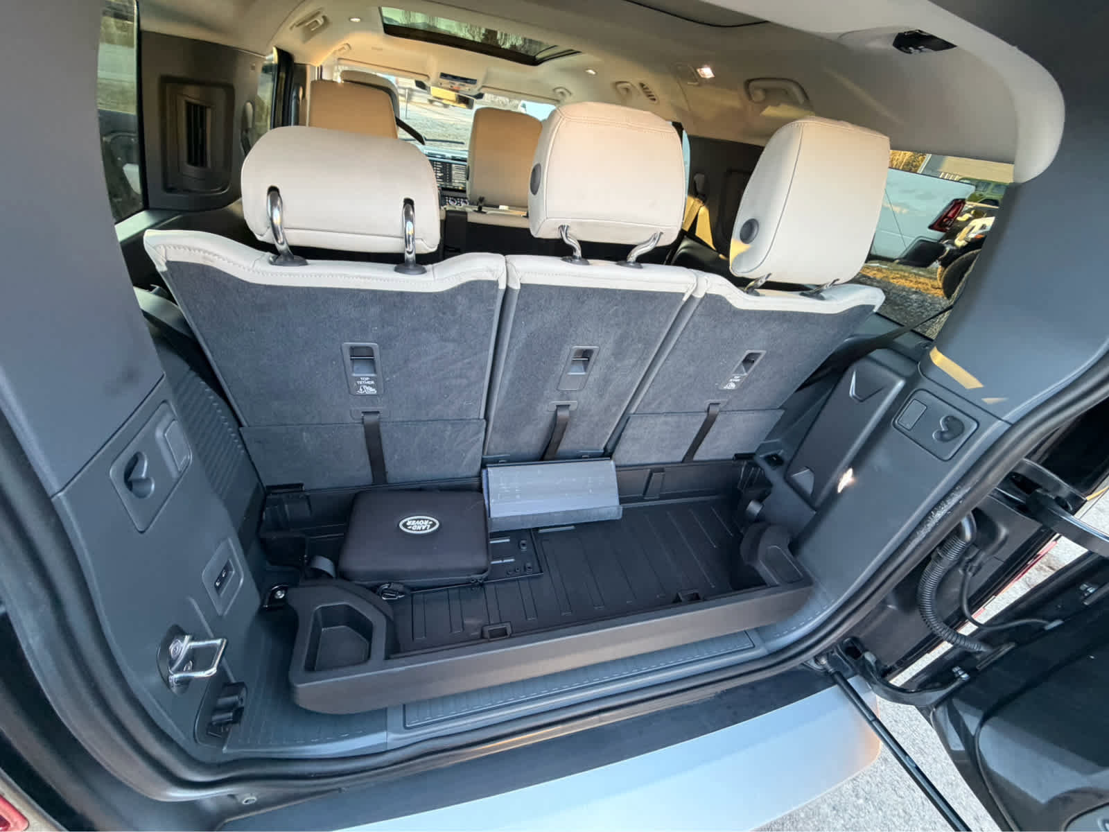 Used 2024 Land Rover Defender 130 S image 22